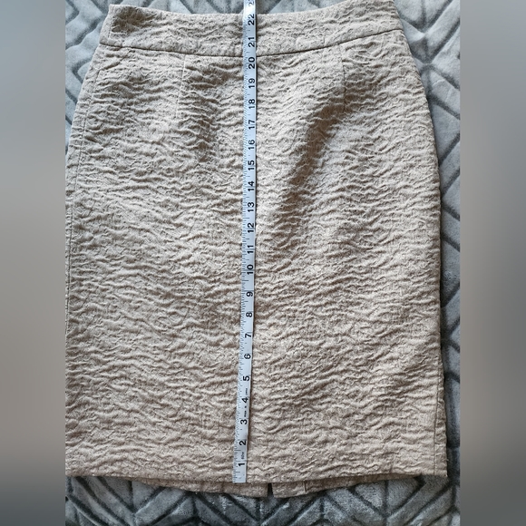 Banana Republic pencil skirt, size 6, cream with gold thread - Picture 3 of 5